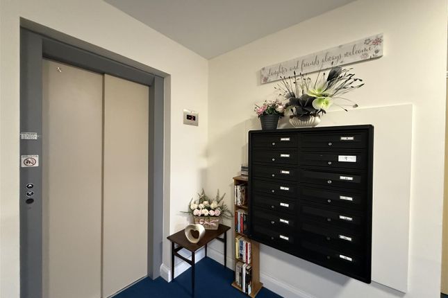5 Woodlands Park, Walnut Close, Hyde photo 2