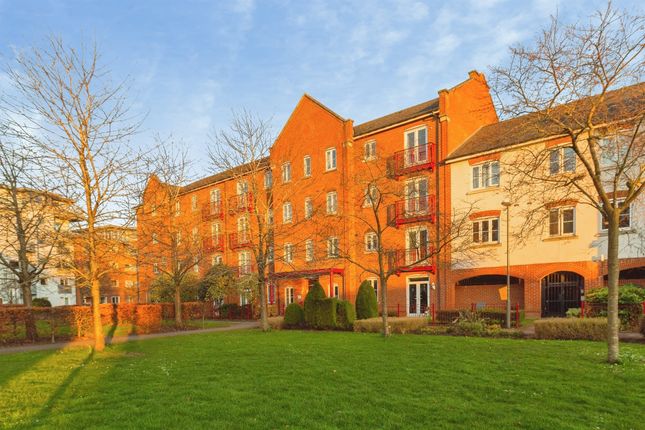 1-bed flat on Flat 31, Barnshaw House, Coxhill Way, Aylesbury, £159,500