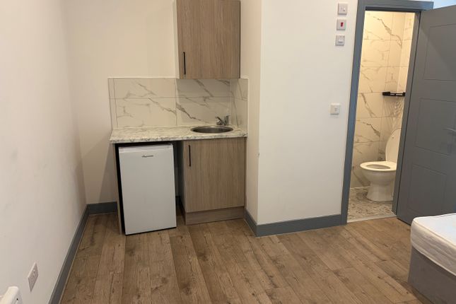 Studio flat on 2, Corkran Road, Surbiton, £4,767/mo