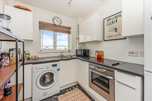 61, Rowan Court, Southsea photo 3