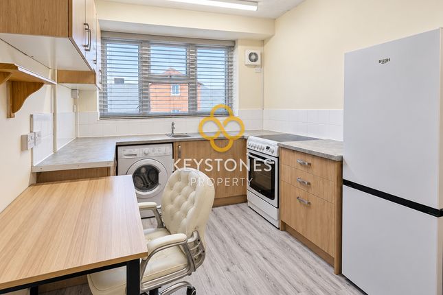Flat Room 1, 168, Avon Way, Colchester photo 2