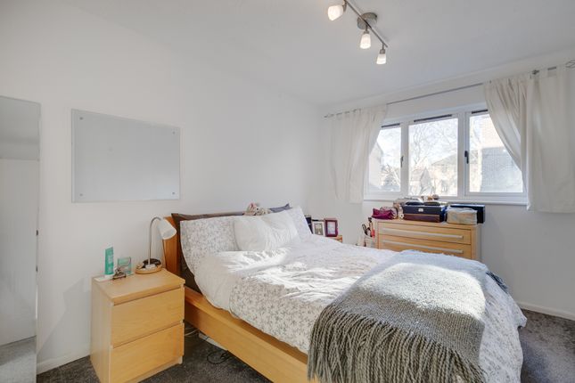 Flat for sale in Transom Square, London