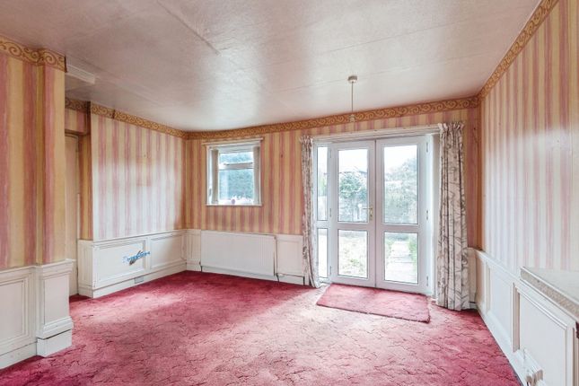 8, Thornhill Close, Manchester photo 3