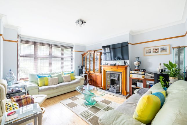 62 Ballards Way, South Croydon photo 2