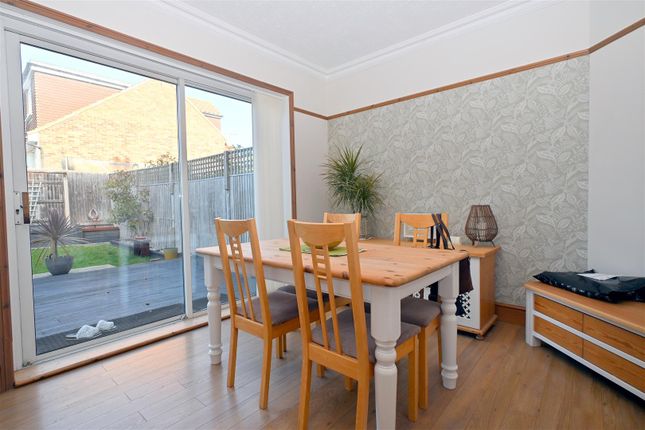 Fitzmaurice Avenue, Eastbourne photo 4