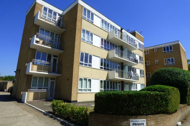 Flat to rent in Wellesley Avenue, Iver