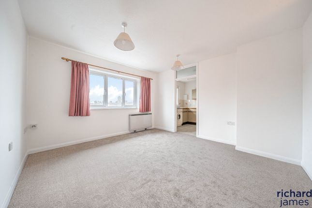 26, The Mulberrys, Royal Wootton Bassett photo 3