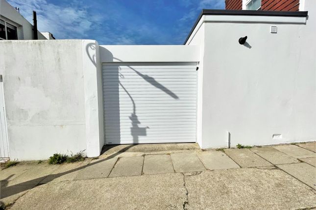 End terrace house to rent in Montgomery Street, Hove