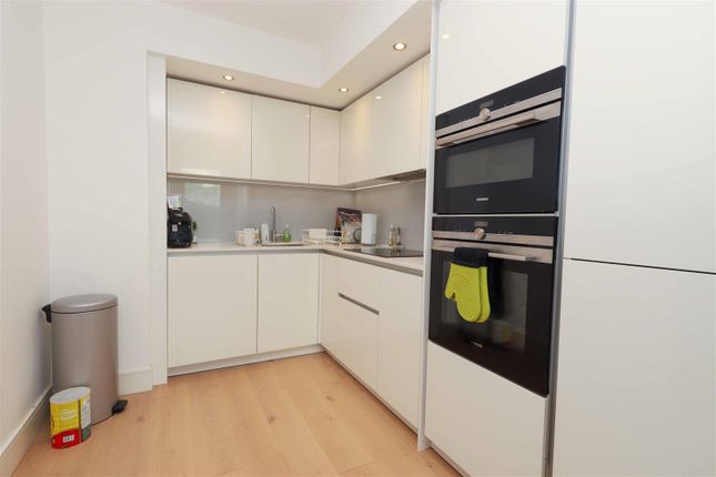19, Yardley Court, West Drayton photo 2