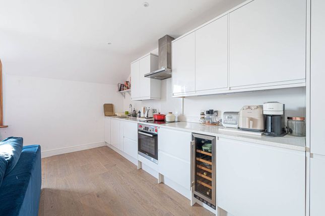 Flat to rent in Hemstal Road, West Hampstead, London