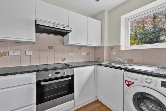 11, Elmcroft, Edenside Road, Bookham photo 4