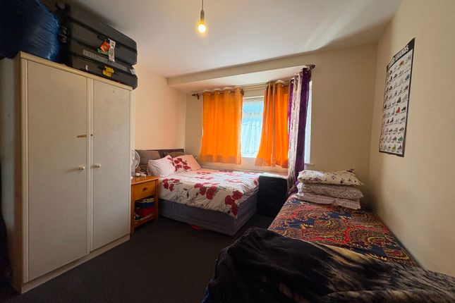 37 Rostrevor Gardens, Southall photo 3