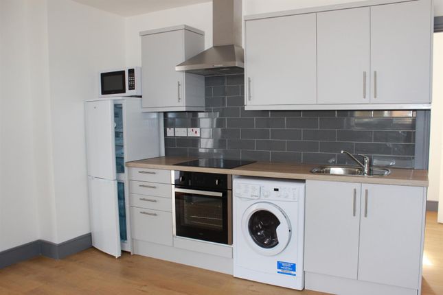 Flat to rent in Victoria Street, Englefield Green, Egham