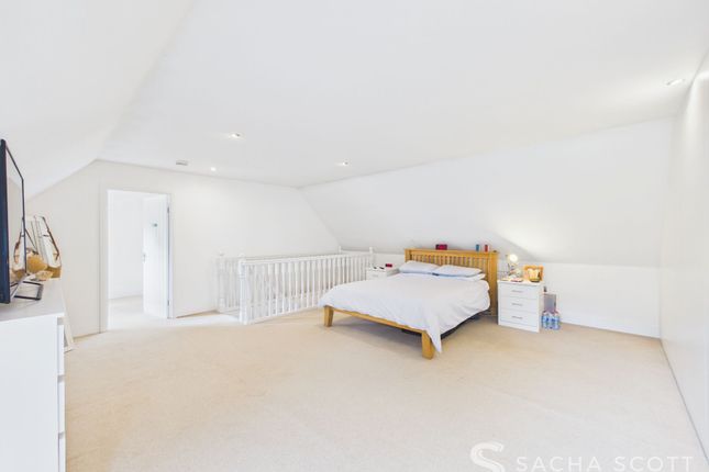4 Bywood Close, Banstead photo 3
