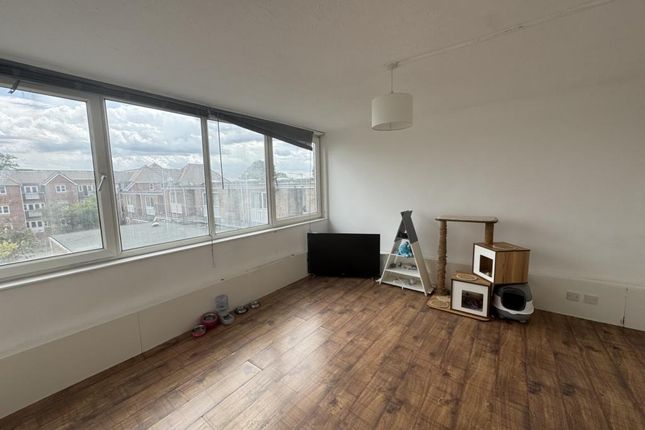 2-bed flat on Sycamore Avenue Stewart House, Eastleigh, £1,175/mo