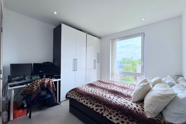 Flat 11, Metropolitan Court, Edgware photo 3