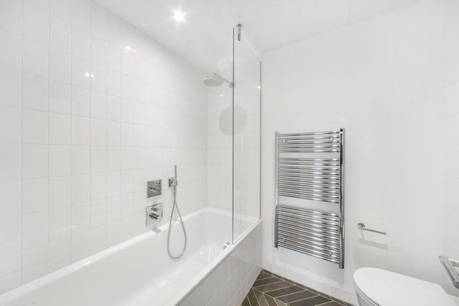 Flat to rent in City Road, London
