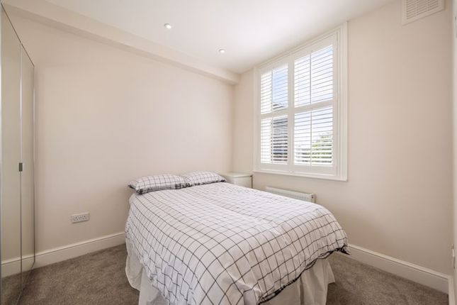 Flat to rent in Harvist Road, Queens Park, London