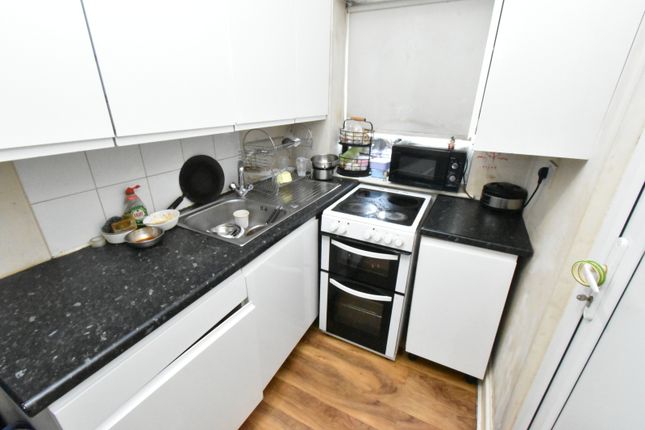 Studio, 16 Twickenham Gardens, GREENFORD photo 5