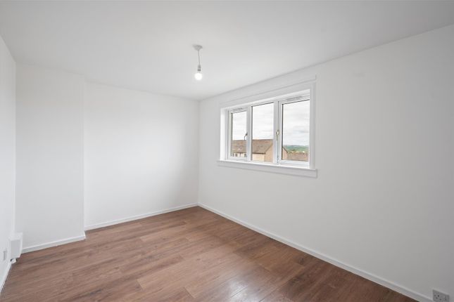 83, The Avenue, Whitburn photo 4