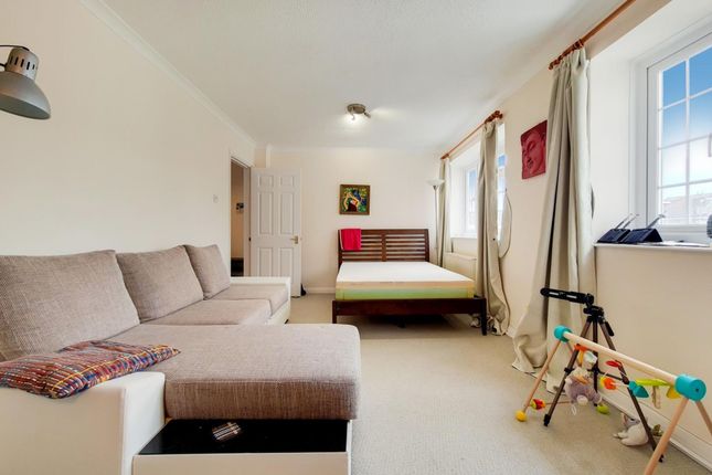 Flat 28a, Etchingham Court Etchingham Park Road, London photo 3
