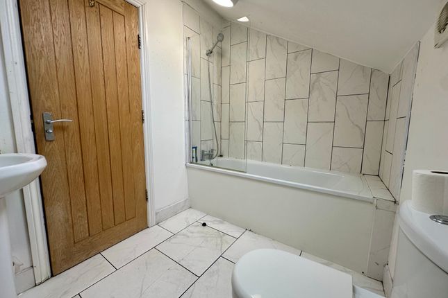 4, LEEDS photo 5