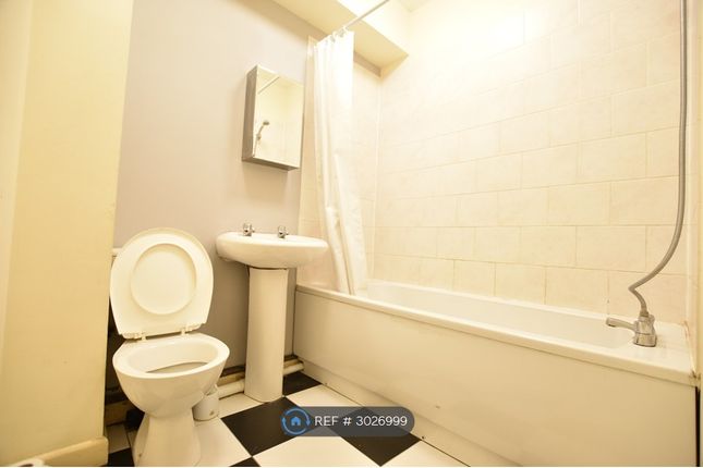 Flat, Crescent Road, Luton photo 2