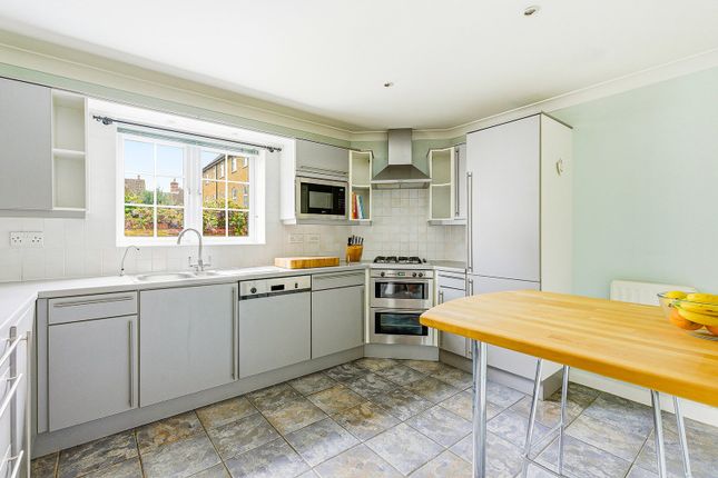 8, Patterson Court, High Wycombe photo 3