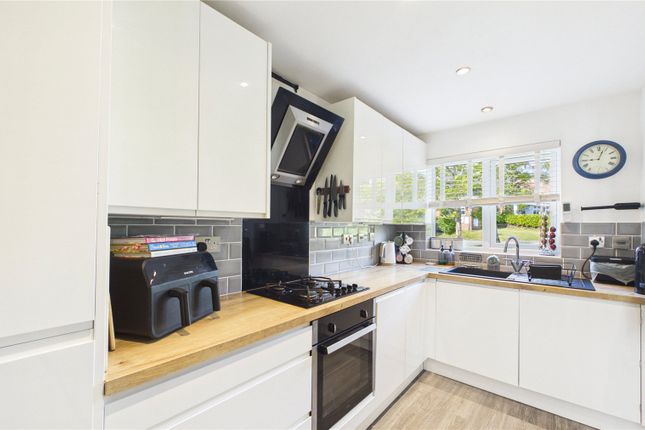 63, Spruce Drive, Surrey photo 3