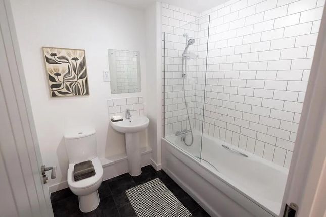 27p, Grosvenor Park Road, London photo 4