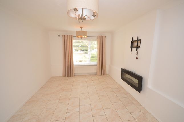 8, Solent Close, Lymington photo 2