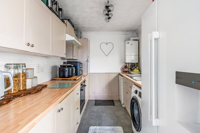 19 Ockleys Mead, Godstone photo 3