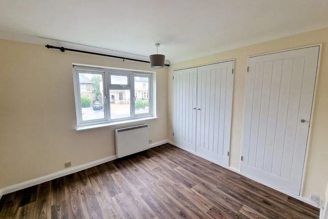 Chichester Court, SLOUGH photo 5