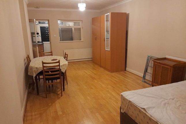 Thumbnail Flat to rent in Clifford Road, Hounslow