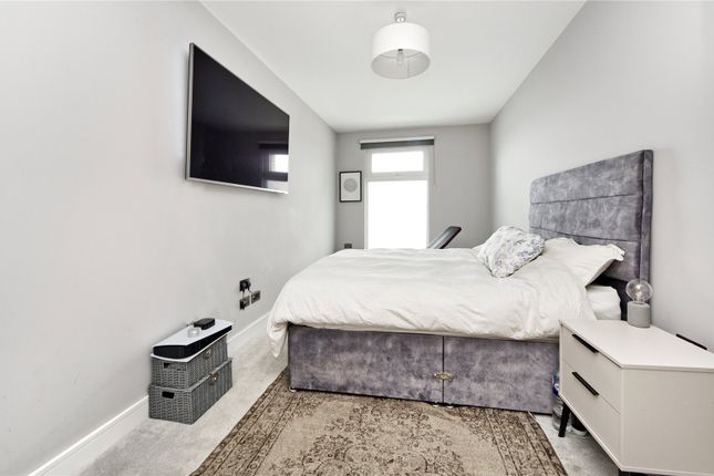 Flat for sale in Kilburn Lane, London