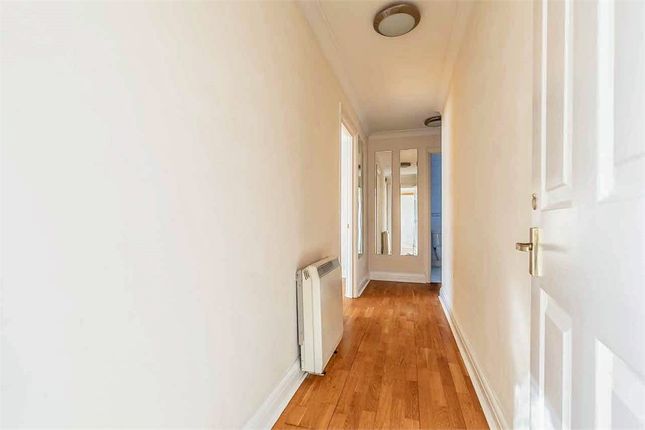 Flat 1, Conway Court, Pinstone Way, Gerrards Cross photo 5