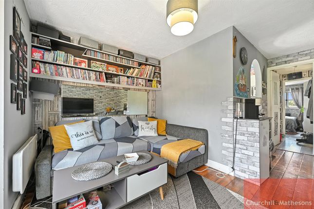 54, Kingfisher Way, London photo 3