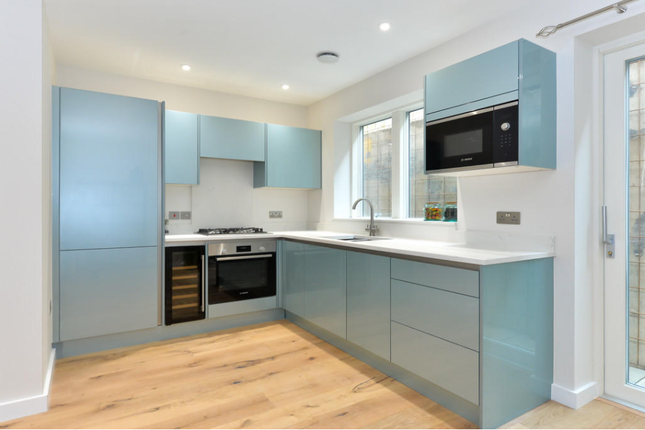 Thumbnail Town house for sale in Upper Tooting Road, London