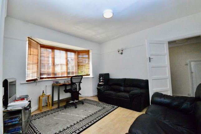 Flat 2 Mountsfield Court, Hither Green Lane, London photo 4