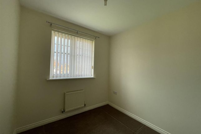 Flat to rent in Ingot Close, Brymbo, Wrexham