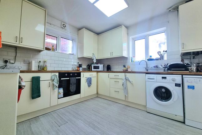 Flat to rent in Ashby Crescent, Loughborough
