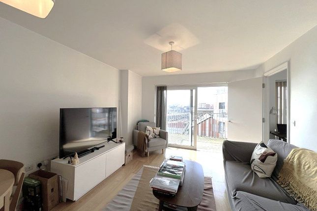 Thumbnail Flat to rent in Cresset Road, Hackney