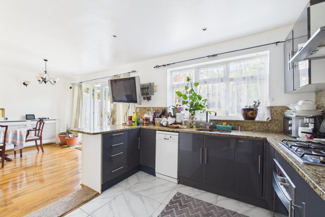 56, Goldfinch Road, South Croydon photo 4