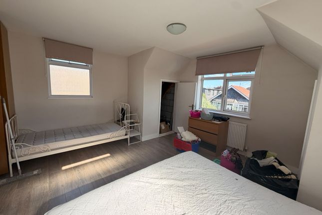 8, Helen Road, Hornchurch photo 2