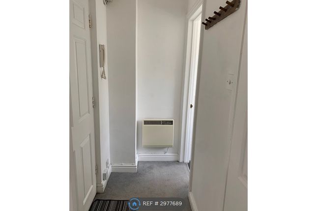 Flat, Victoria Street, Windsor photo 2