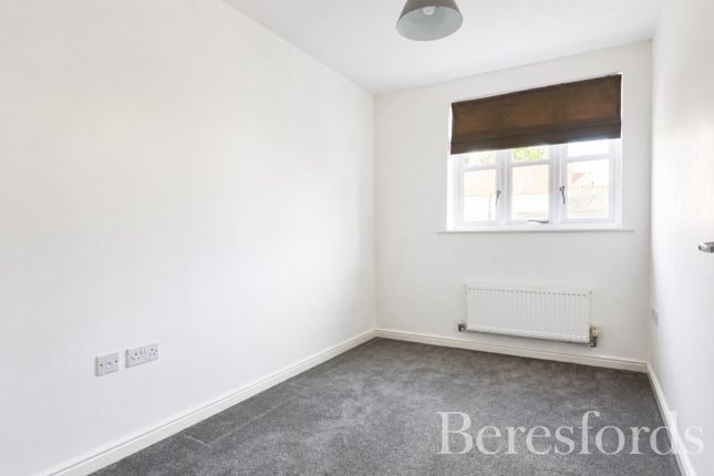 17, White Hart Way, Essex photo 3