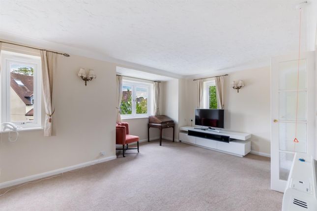 Flat for sale in Swan Court, Banbury Road, Stratford-Upon-Avon