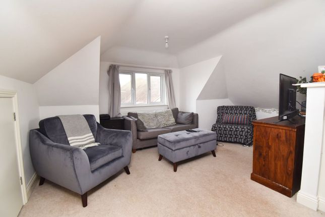 Flat 5, 2a, The Green, Walton-on-Thames photo 2
