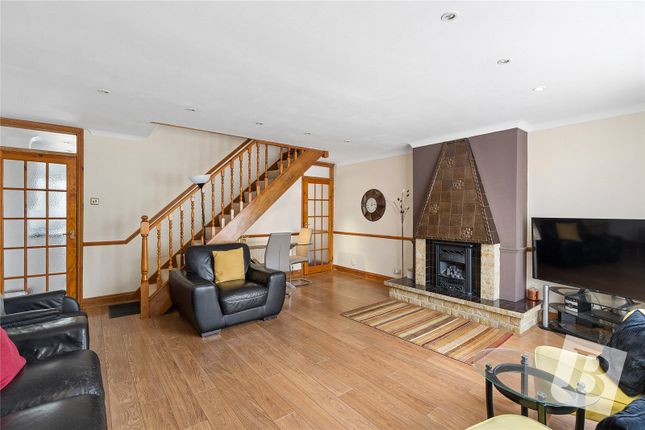 13, Chafford Walk, Rainham photo 4