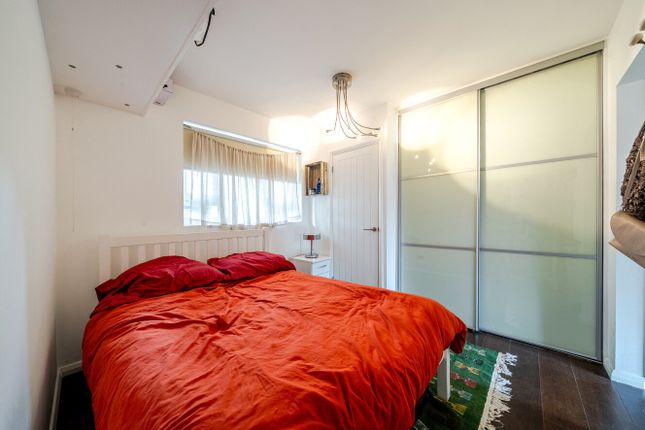 Flat 6, Powrie House,, Battersea High Street, London photo 3